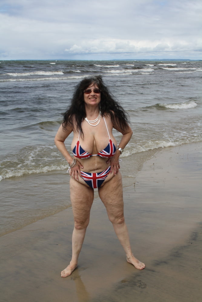 Tinja heizt den Strand auf
 #89607080