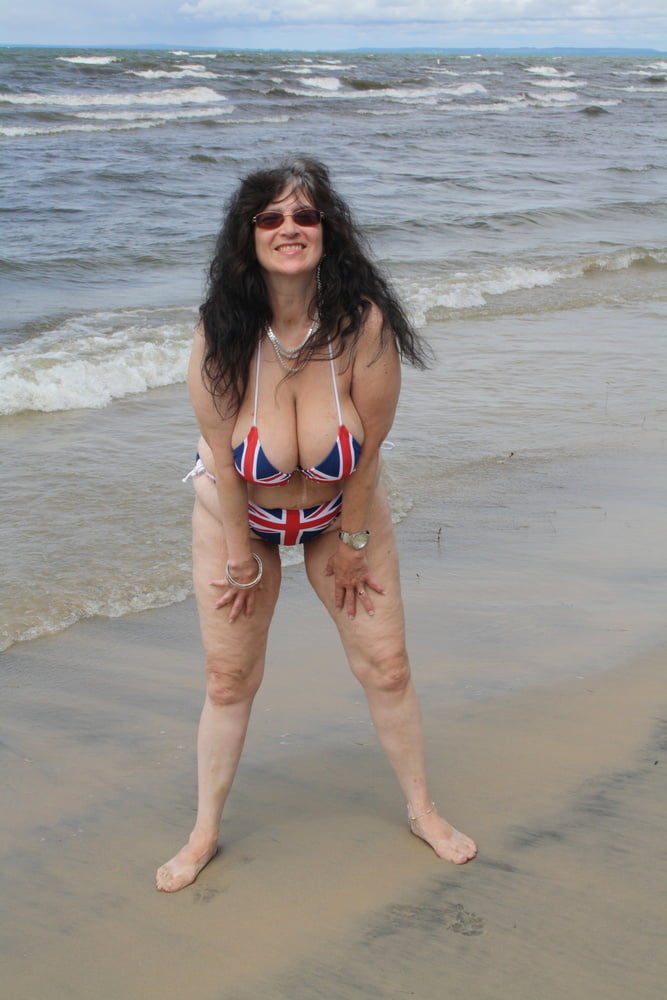 Tinja heizt den Strand auf
 #89607082