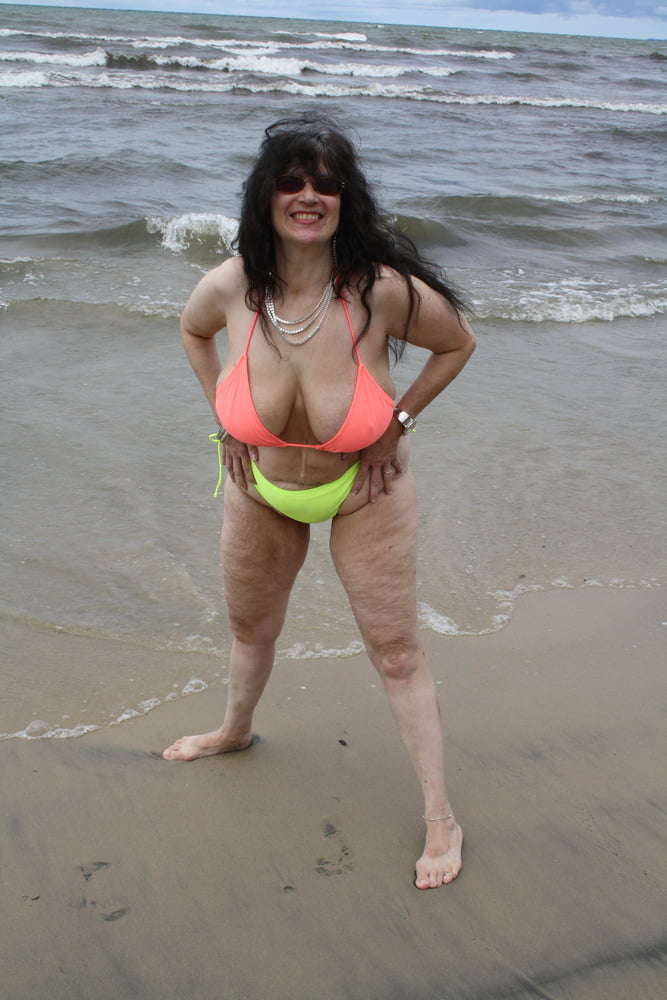 Tinja heizt den Strand auf
 #89607086