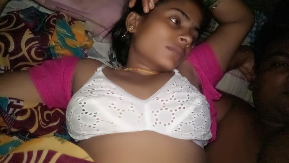 Indische Bihari Frau heiße Nacktfotos
 #95044593