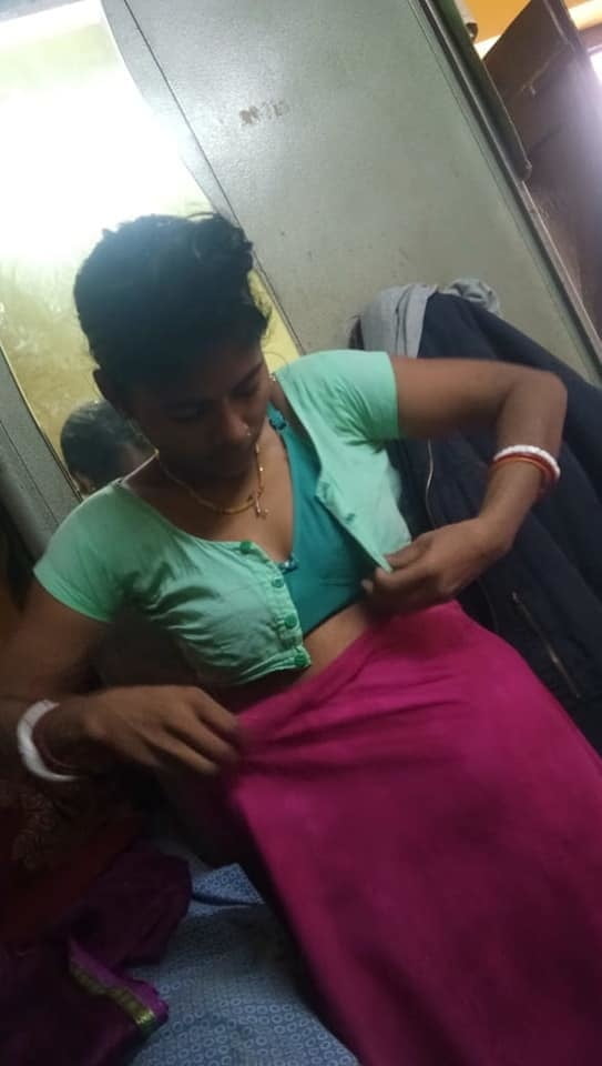 Indische Bihari Frau heiße Nacktfotos
 #95044599