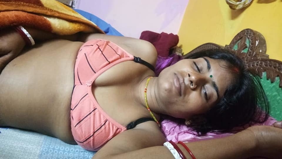 Indische Bihari Frau heiße Nacktfotos
 #95044726