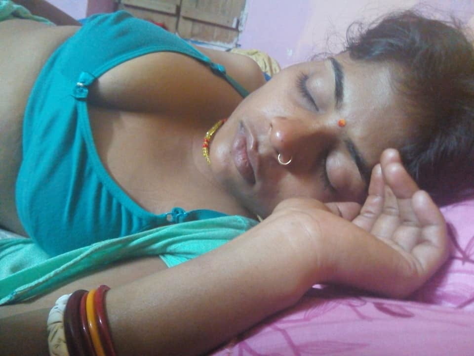Indische Bihari Frau heiße Nacktfotos
 #95044775