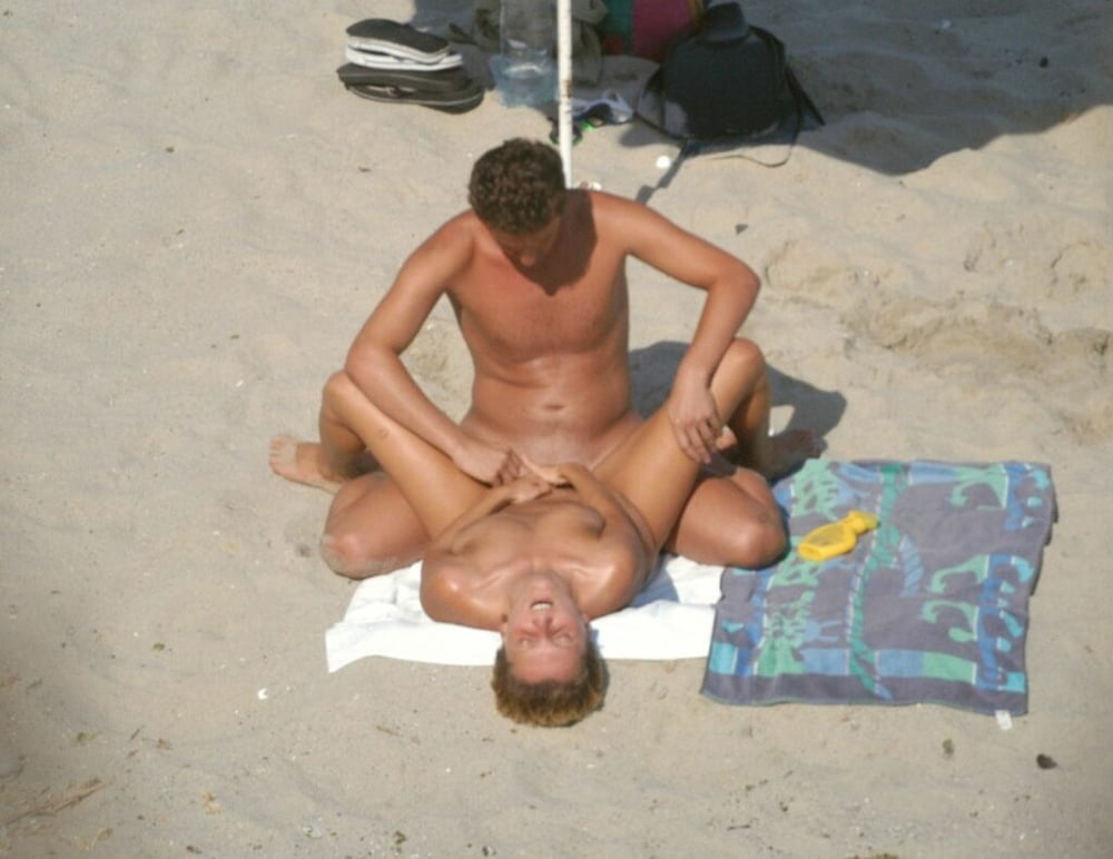 Nudiste & sexe sur la plage
 #92834095