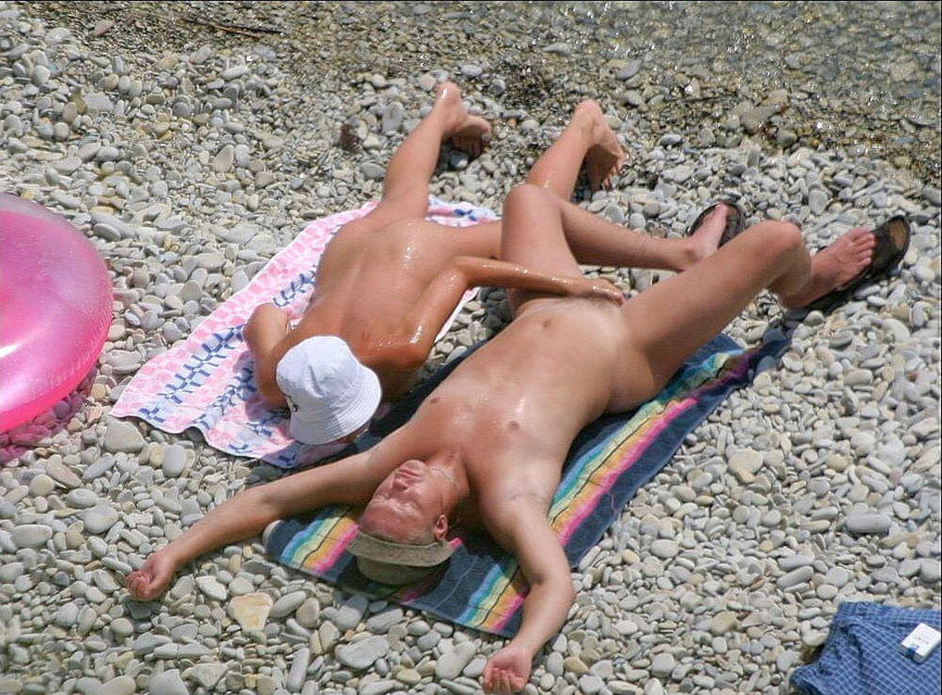 Nudiste & sexe sur la plage
 #92834137