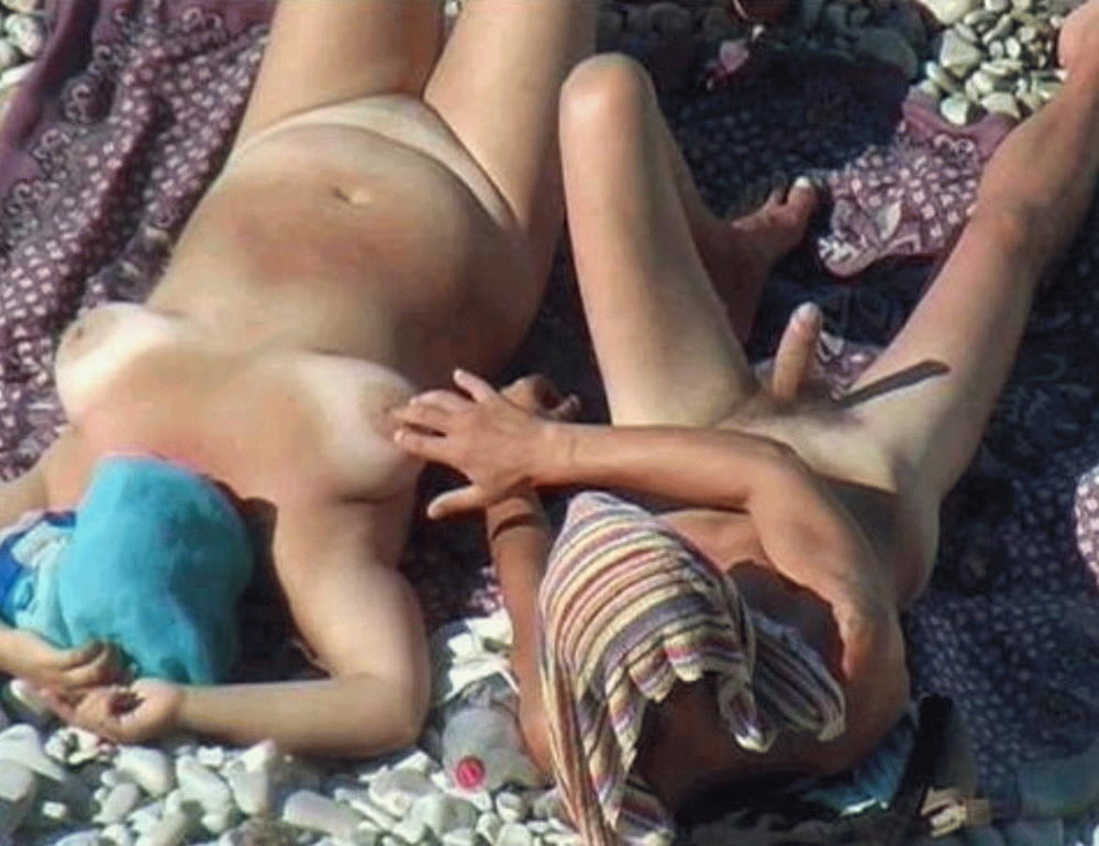 Nudiste & sexe sur la plage
 #92834164