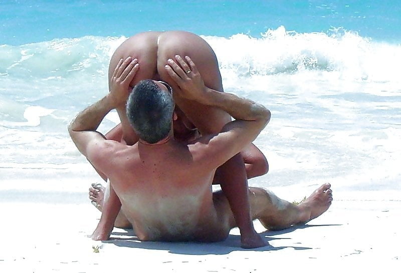 Nudiste & sexe sur la plage
 #92834167