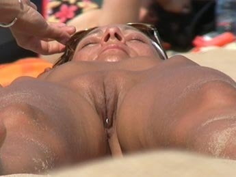 Nudiste & sexe sur la plage
 #92834223