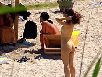 Nudiste & sexe sur la plage
 #92834277