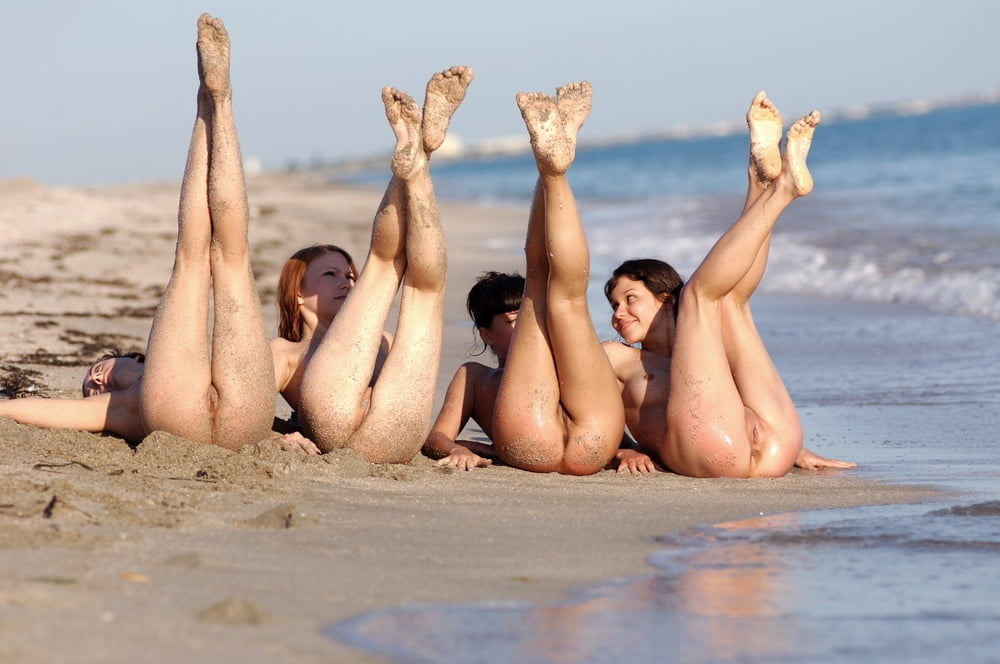Nudiste & sexe sur la plage
 #92834643
