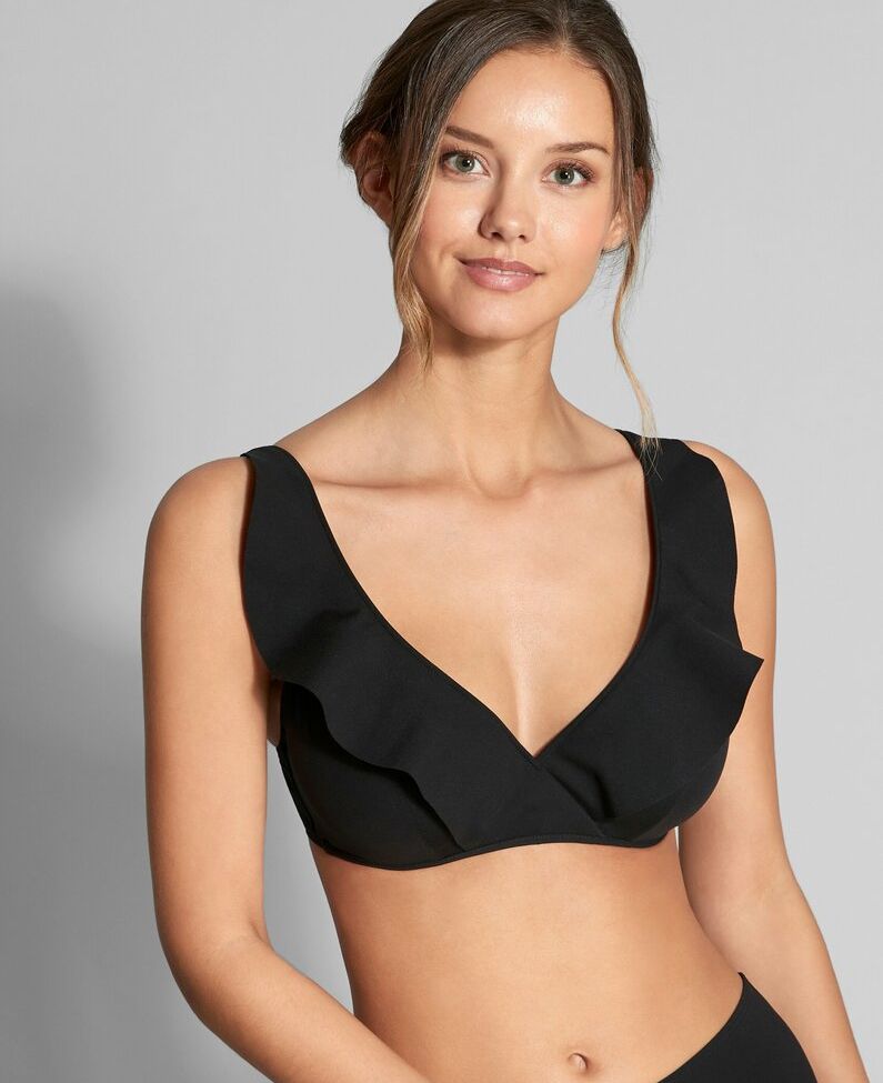 Nicola Cavanis desnuda #108015261