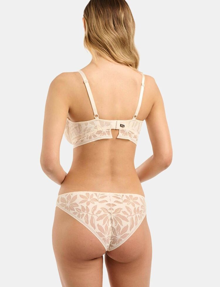 Nicola Cavanis desnuda #108015302