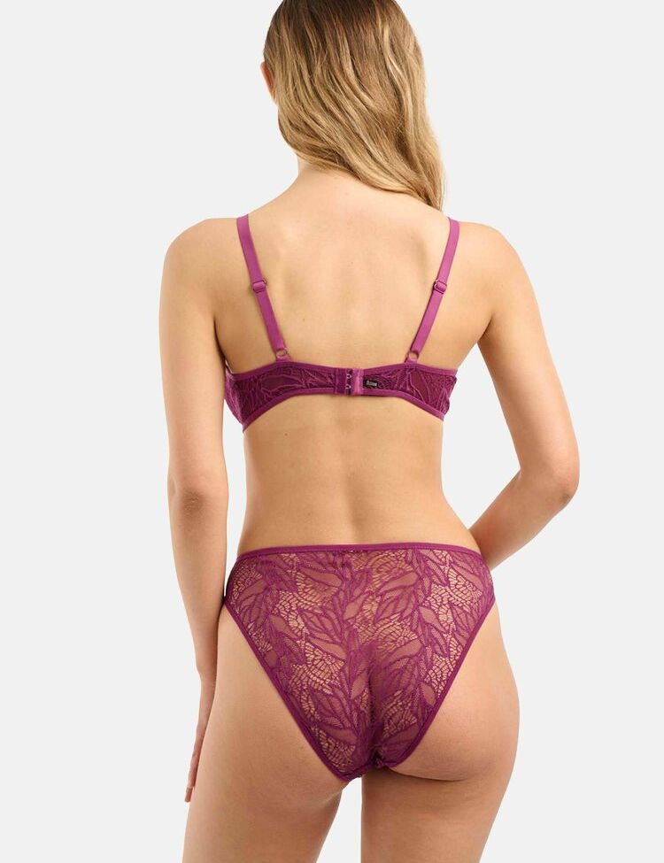 Nicola Cavanis desnuda #108015310