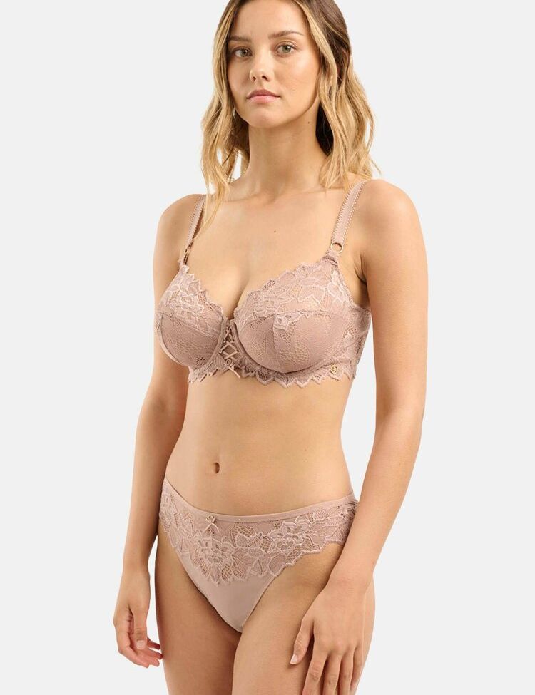 Nicola Cavanis desnuda #108015311