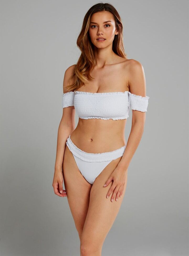 Nicola Cavanis desnuda #108015476