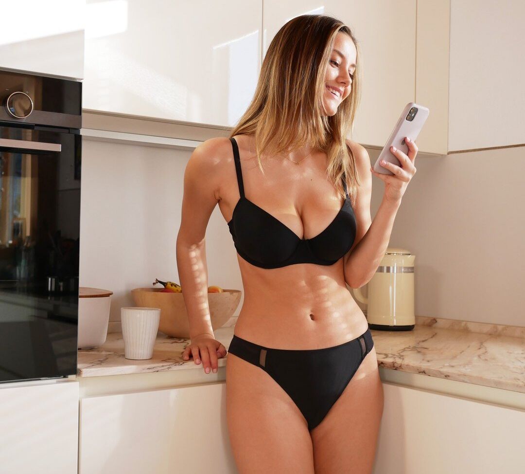 Nicola Cavanis desnuda #108015506