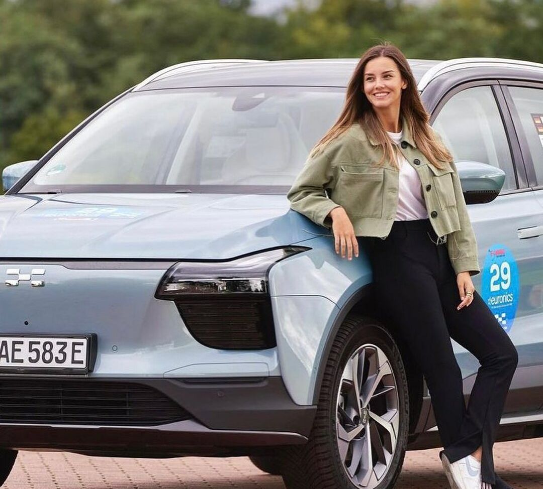 Nicola Cavanis desnuda #108015520