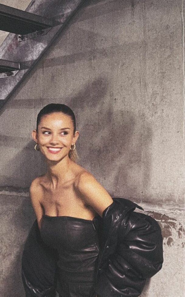 Nicola Cavanis desnuda #108015553