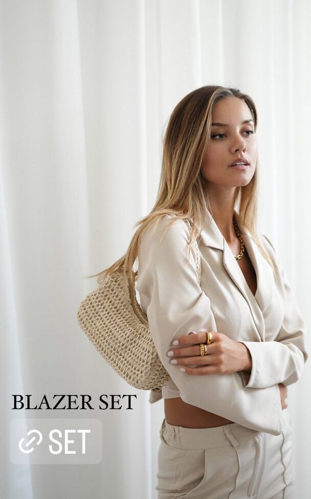 Nicola Cavanis desnuda #108015579