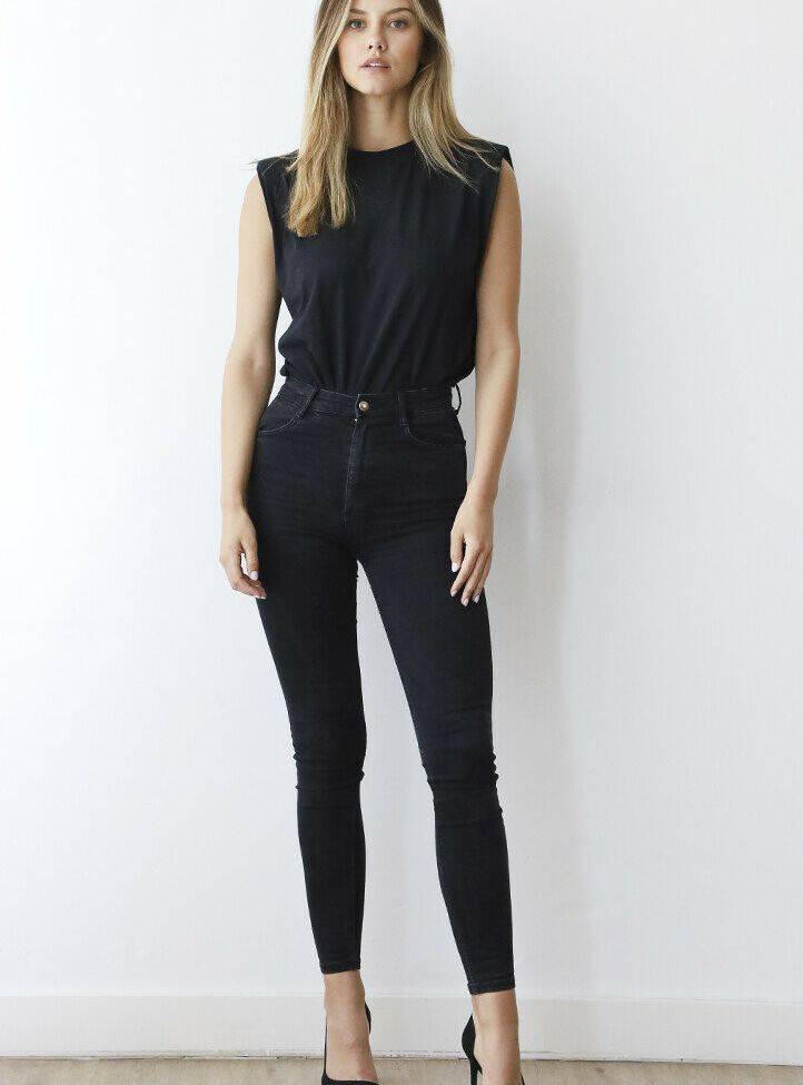 Nicola Cavanis desnuda #108015715