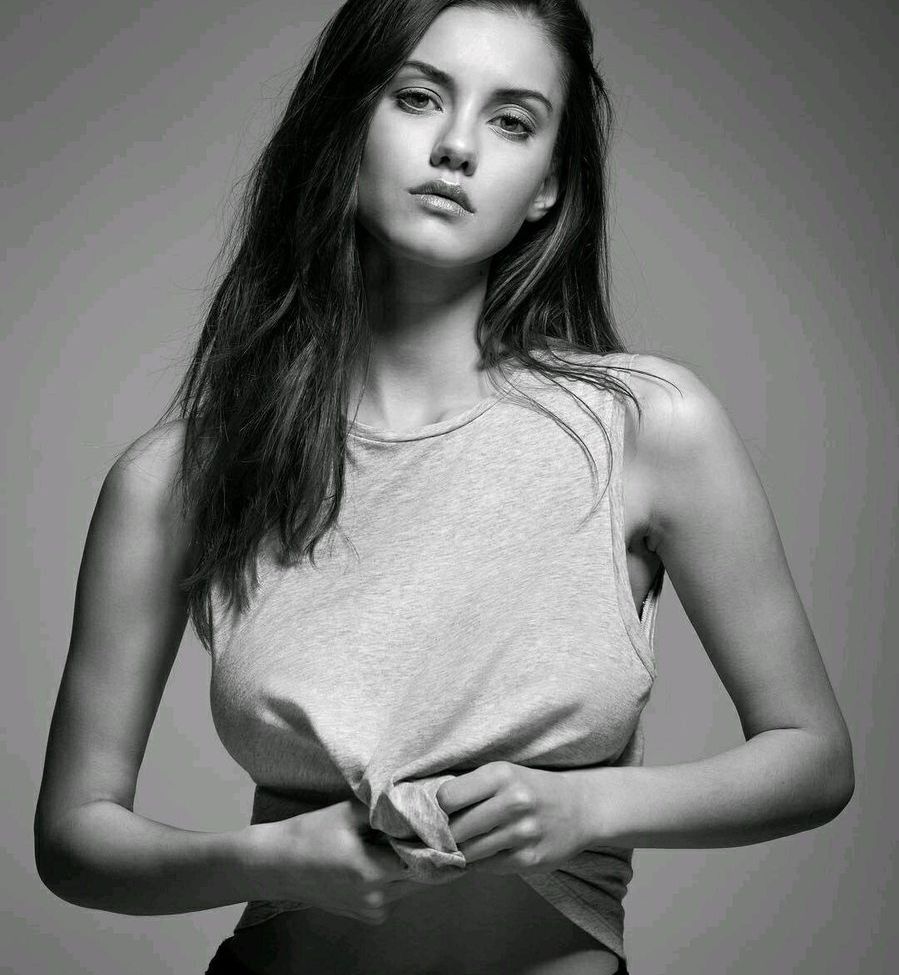 Nicola Cavanis desnuda #108015804