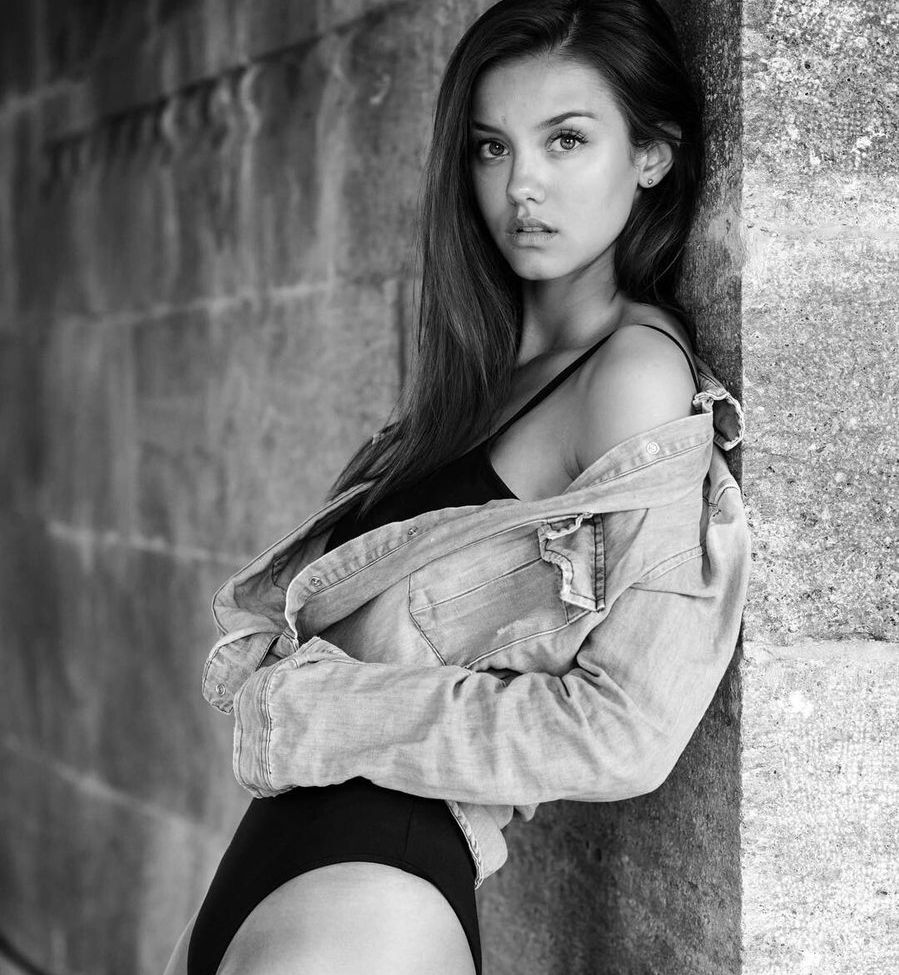 Nicola Cavanis desnuda #108015805