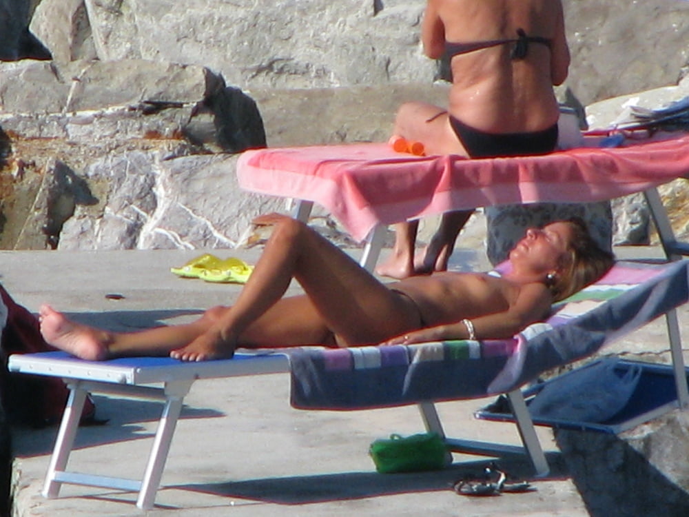 Spiaggia in topless
 #80822569