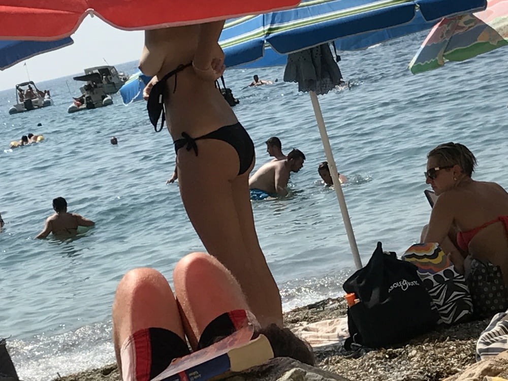 Spiaggia in topless
 #80822600