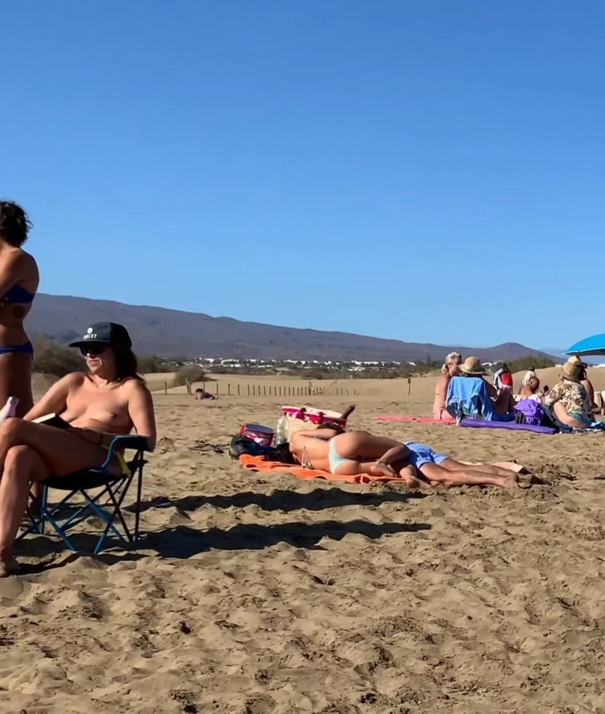 Spiaggia in topless
 #80822637