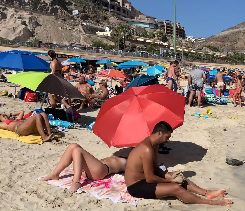 Spiaggia in topless
 #80822642