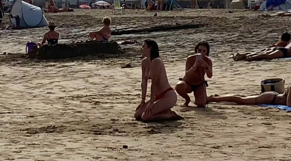 Spiaggia in topless
 #80822672