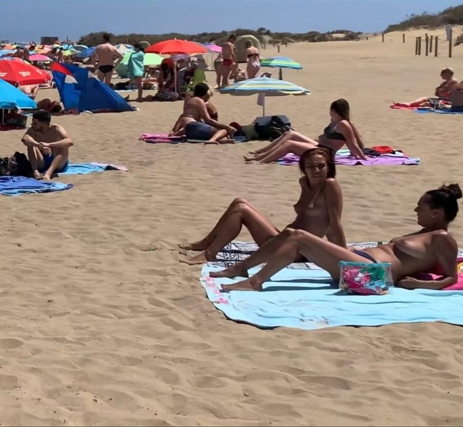 Spiaggia in topless
 #80822678