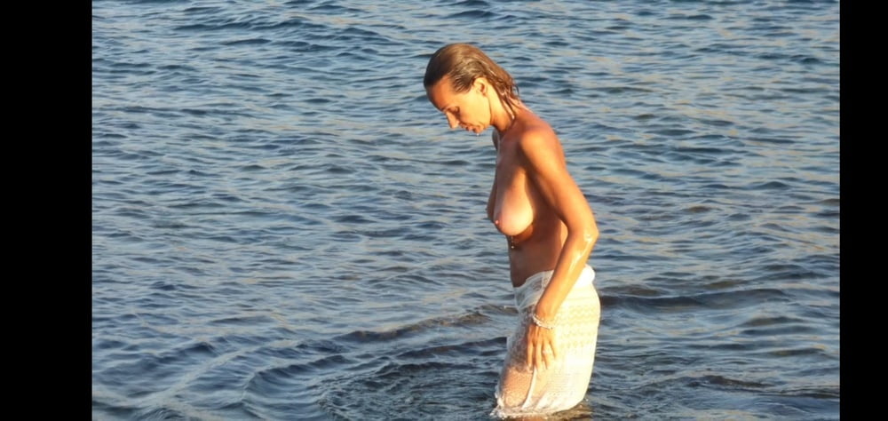 Spiaggia in topless
 #80822699