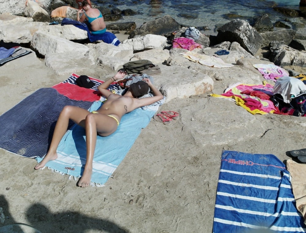 Spiaggia in topless
 #80822711