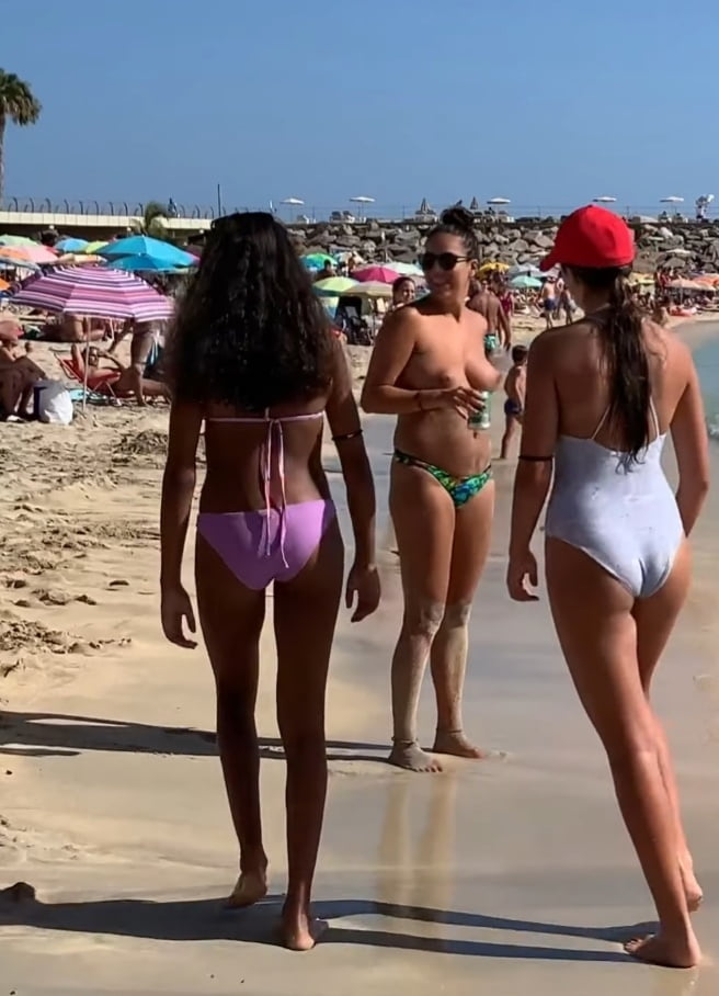 Spiaggia in topless
 #80822732