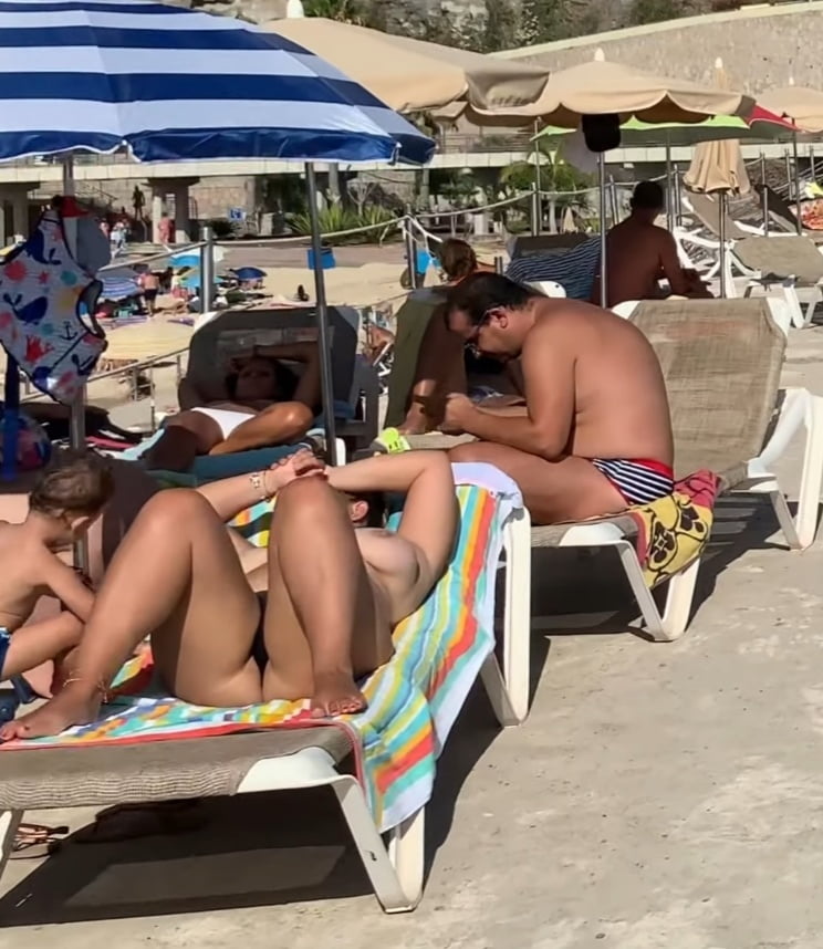 Spiaggia in topless
 #80822735