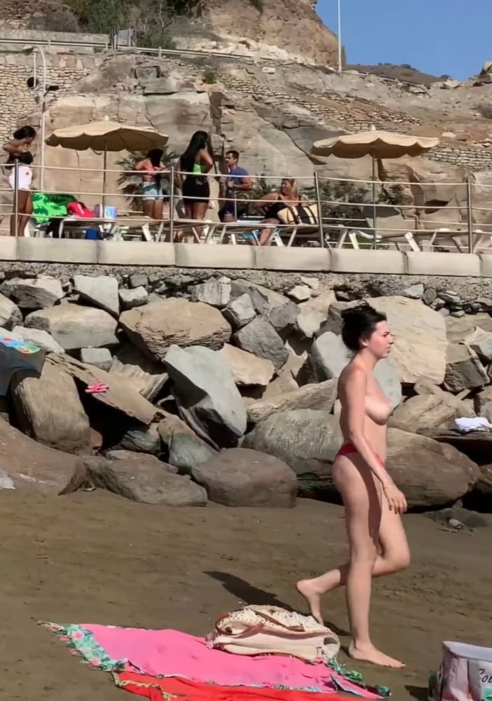 Spiaggia in topless
 #80822741