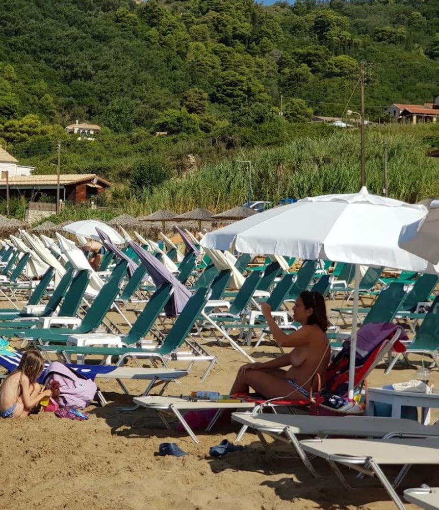 Spiaggia in topless
 #80822744
