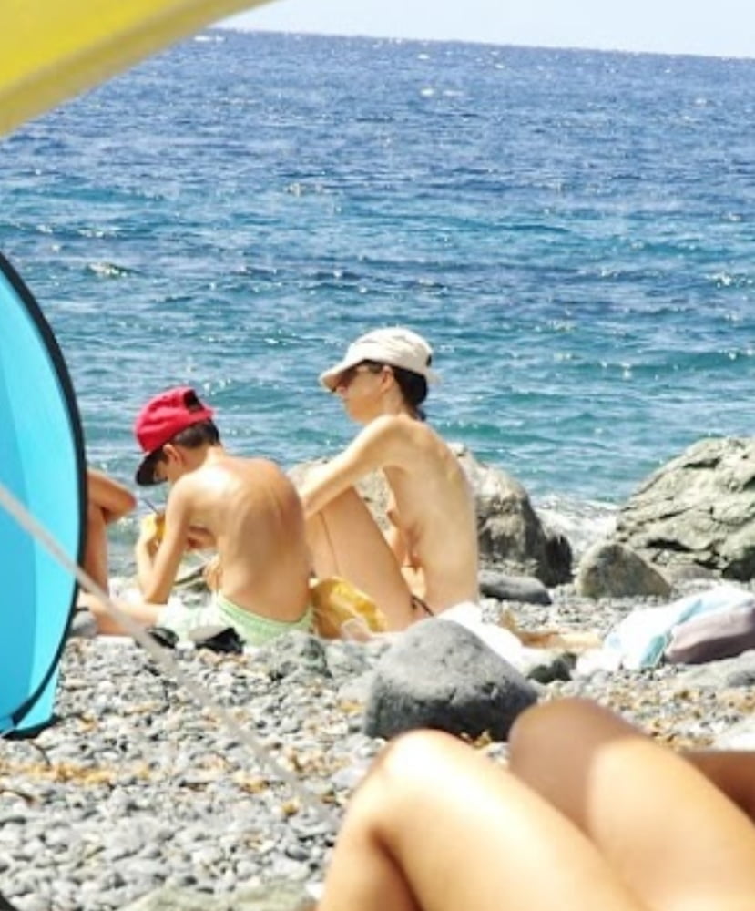 Spiaggia in topless
 #80822747