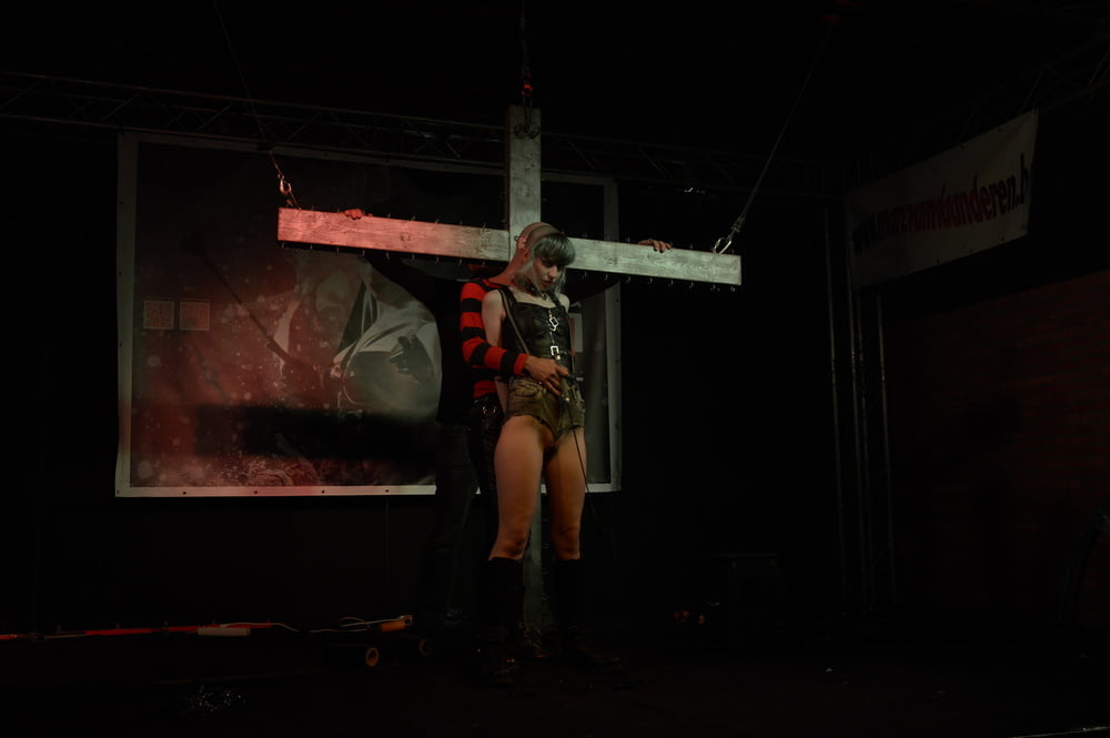Mostrar cruxified skinheadgirl au fetish festival viii
 #106761793