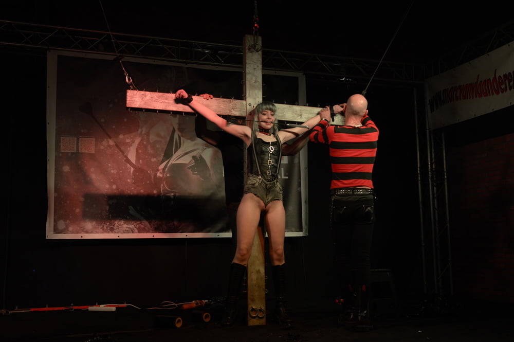 Mostrar cruxified skinheadgirl au fetish festival viii
 #106761828