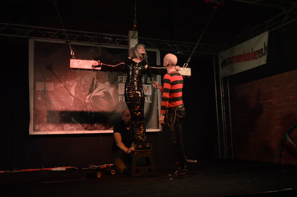Mostrar cruxified skinheadgirl au fetish festival viii
 #106761875