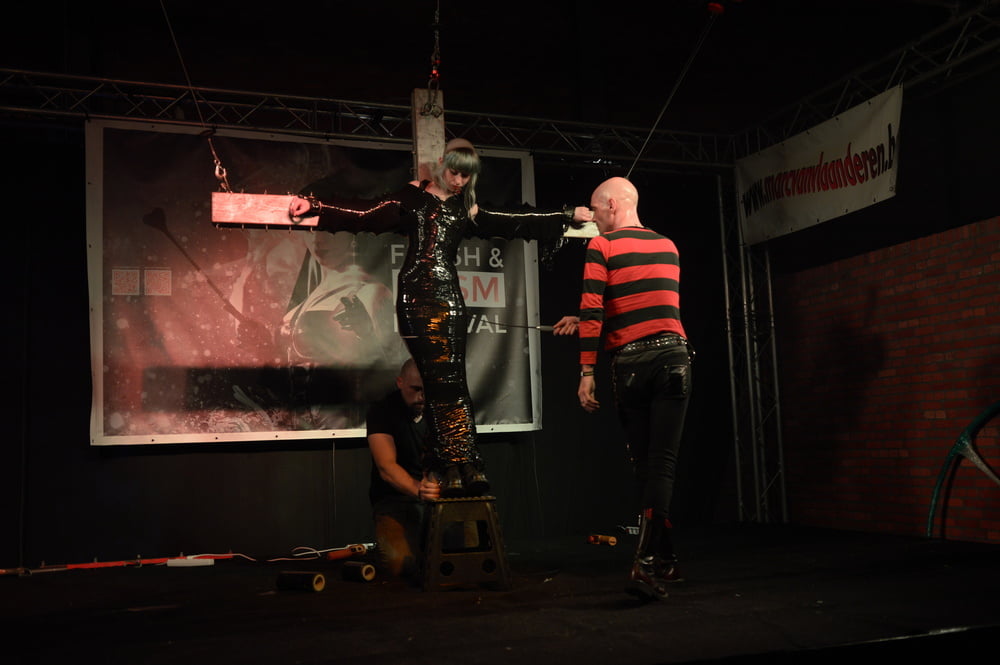 Mostrar cruxified skinheadgirl au fetish festival viii
 #106761901