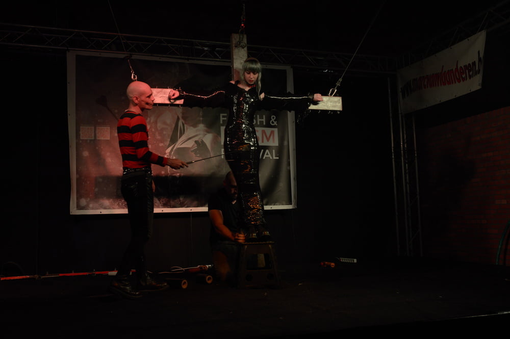 Mostrar cruxified skinheadgirl au fetish festival viii
 #106761903