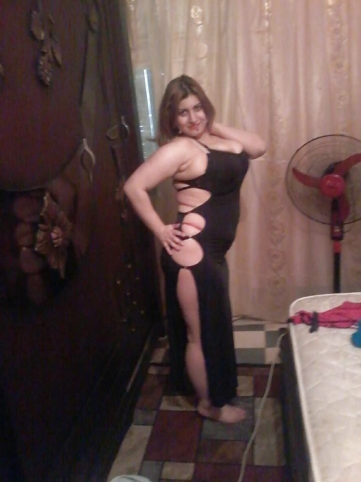 アラブの成熟したヒジャブ売春婦の巨乳と巨尻の淫乱bbw milf
 #81681070