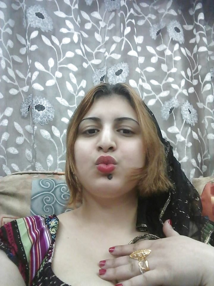 アラブの成熟したヒジャブ売春婦の巨乳と巨尻の淫乱bbw milf
 #81681083