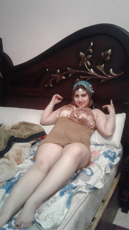 アラブの成熟したヒジャブ売春婦の巨乳と巨尻の淫乱bbw milf
 #81681117