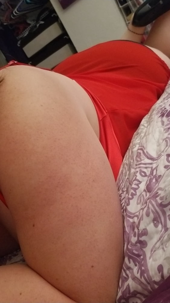 Une femme au foyer coquine se fait plaisir avec des talons noirs et de la lingerie rouge. milf
 #106634414