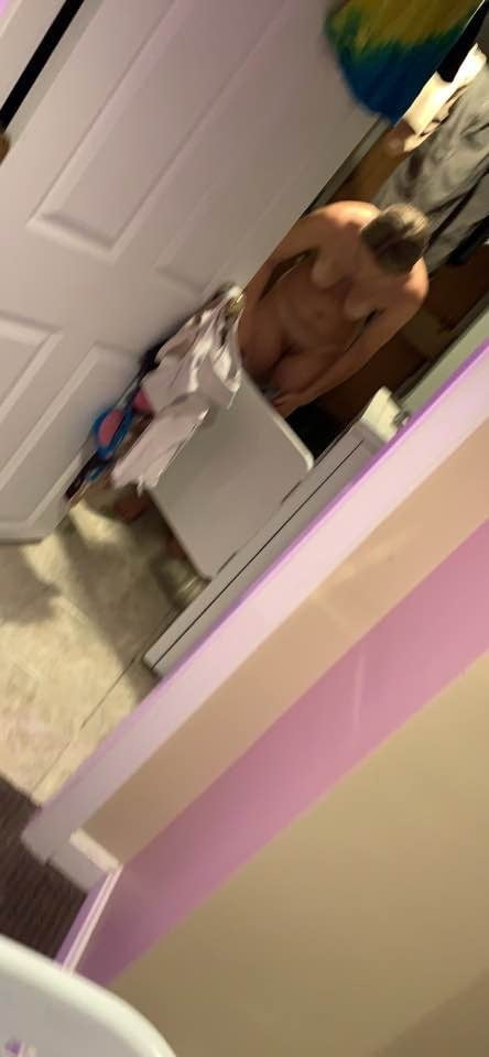 Esposas vistiendo 2
 #90244134