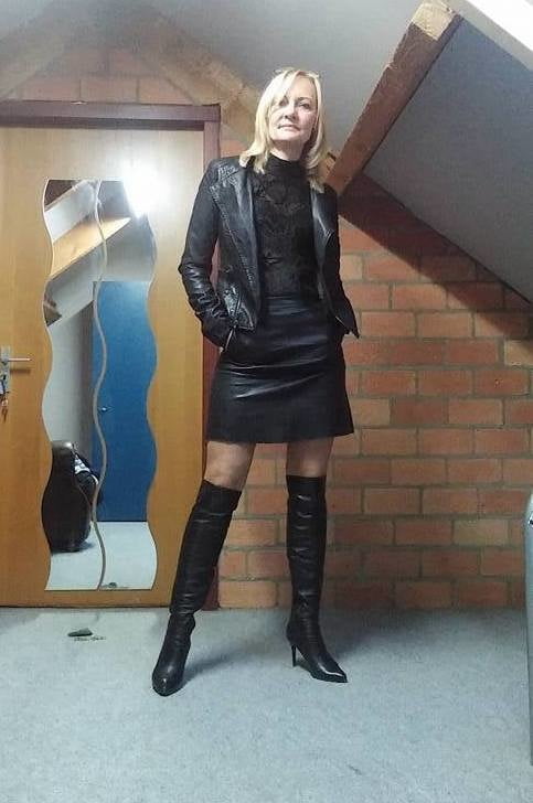 Milfs & gilfs con botas no.27
 #102777746